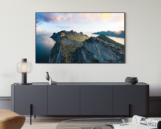 Samsung Neo QLED 4K smart tv in lichte kamer met zonlicht