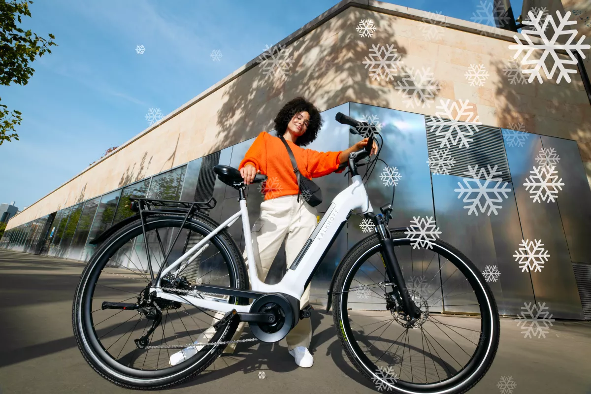 vrouw poseert naast fiets